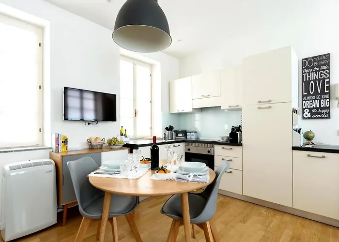 Cosy And Chic To The * Como